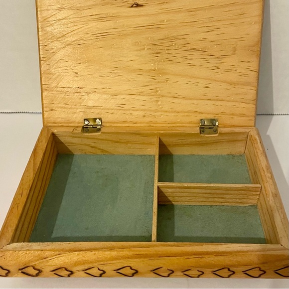Vintage Hand Carved Pyrography  Wooden Jewelry Box Floral Design Felt Lined - Picture 5 of 10